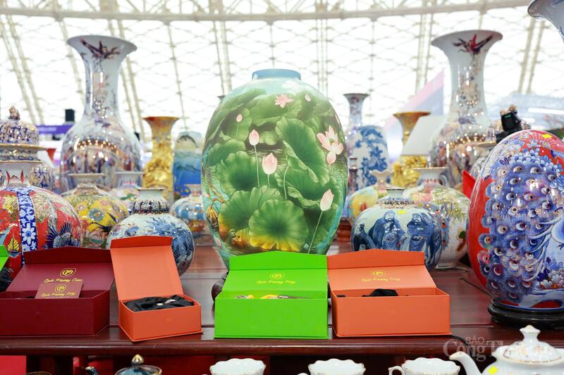 Các sản phẩm gốm sứ Bát Tràng trưng bày tại Hội chợ Mùa Thu 2025 thu hút khách tham quan bởi họa tiết tinh xảo, màu men đặc trưng và phong cách thiết kế kết hợp giữa truyền thống và hiện đại. Ảnh: Quỳnh Trang