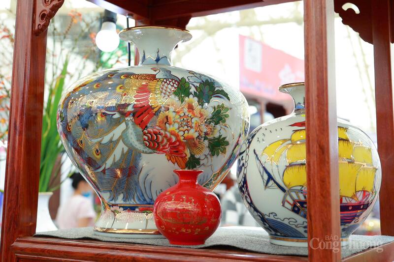 Những chiếc bình gốm sứ Bát Tràng với họa tiết công, phượng, thuyền buồm và sắc men rực rỡ thể hiện kỹ thuật vẽ tay tinh xảo cùng tư duy sáng tạo của nghệ nhân Việt, mang đậm hồn cốt văn hóa truyền thống. Ảnh: Quỳnh Trang