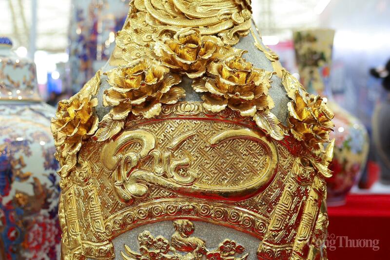 Chi tiết bình gốm dát vàng tinh xảo mang chữ “Phúc” biểu tượng cho sự sung túc và may mắn, thể hiện trình độ thủ công bậc thầy cùng tinh thần sáng tạo của nghệ nhân Bát Tràng trong thời kỳ hội nhập. Ảnh: Quỳnh Trang