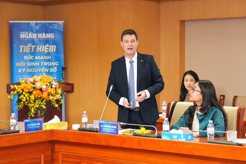 Ông Christian Grajek, Trưởng điều phối khu vực châu Á - Quỹ Hợp tác quốc tế các Ngân hàng Tiết kiệm Đức (DSIK) phát biểu. Ảnh: Hoàng Giáp