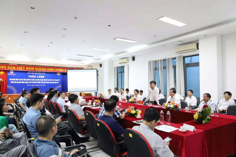 Đồng chí Nguyễn Thành Sơn, Phó Bí thư Đảng ủy, Phó Giám đốc Công ty tại buổi thảo luận chuyên đề. Ảnh: Thu Hoài