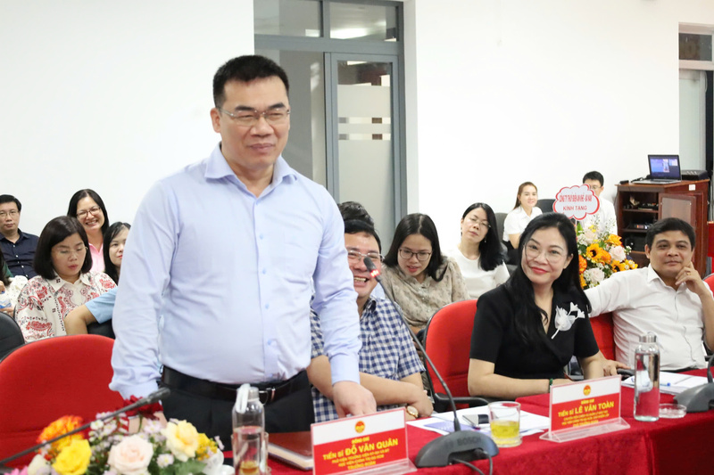 Đồng chí Tiến sĩ Đỗ Văn Quân, Phó Viện trưởng Viện Kinh tế - Xã hội và Môi trường, Trưởng đoàn chia sẻ nhiều góc nhìn sâu sắc tại buổi thảo luận. Ảnh: Thu Hoài