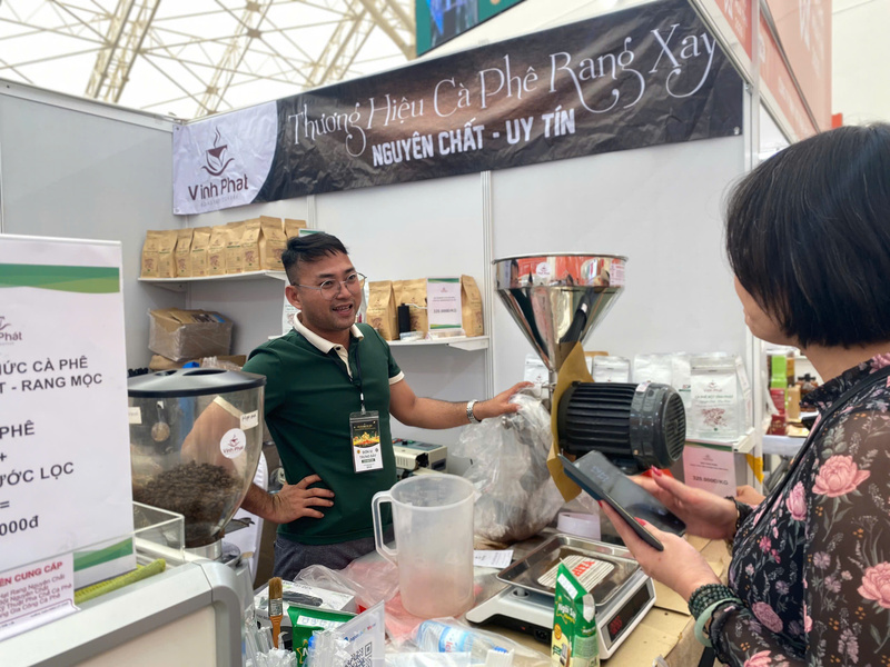 Ông Đặng Hoàng Thanh Trương, Giám đốc Công ty Cổ phần 5 Phát tự tay xay cà phê cho khách hàng ở gian hàng tại Hội chợ Mùa Thu lần thứ nhất - 2025