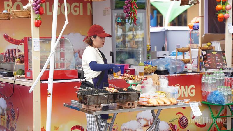 Các món ăn được bày biện hấp dẫn và sẽ được hâm nóng theo yêu cầu của du khách