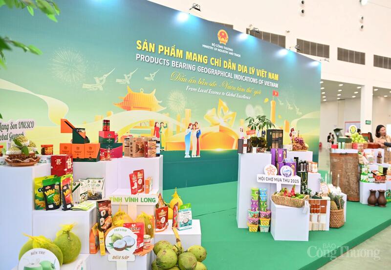 Việc Bộ Công Thương đẩy mạnh quảng bá sản phẩm có bảo hộ chỉ dẫn địa lý tại Hội chợ Mùa Thu lần thứ nhất - 2025 không chỉ góp phần nâng cao giá trị và vị thế cho nông sản đặc trưng Việt Nam, mà còn thúc đẩy phát triển nông nghiệp hàng hóa, gắn sản xuất với tiêu thụ ổn định, tạo sinh kế bền vững cho người dân địa phương.