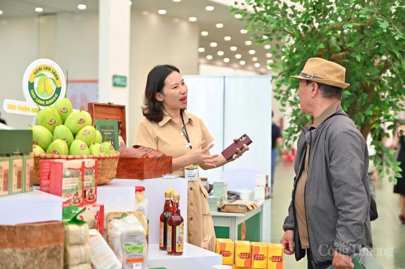 Lượng khách đến tham quan không gian trưng bày sản phẩm mang chỉ dẫn địa lý của Bộ Công Thương ổn định, sôi động, thể hiện rõ hiệu quả lan tỏa của Hội chợ trong quảng bá hàng Việt và xây dựng hình ảnh Việt Nam năng động, sáng tạo, thân thiện trong mắt bạn bè quốc tế.