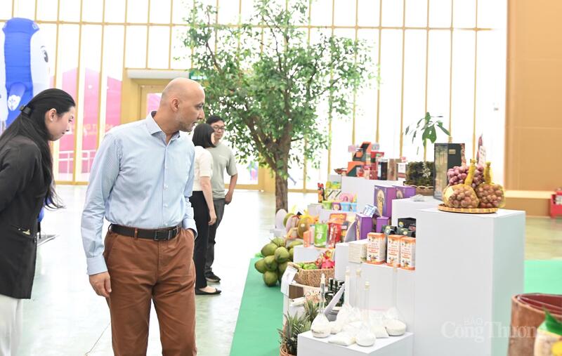 Đại sứ Bader Almatrooshi ấn tượng với những sản phẩm đặc sản vùng miền, mang chỉ dẫn địa lý