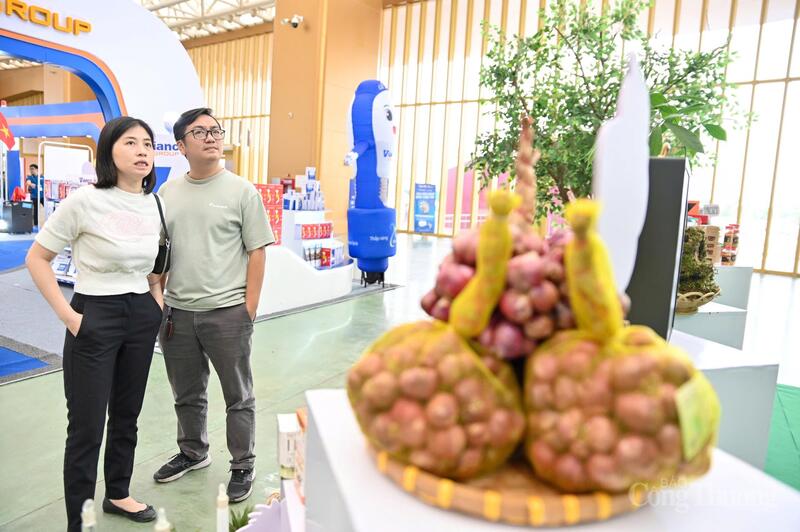 Sức hút của gian hàng chỉ dẫn địa lý thể hiện rõ qua lượng khách tham quan đông đảo mỗi ngày.