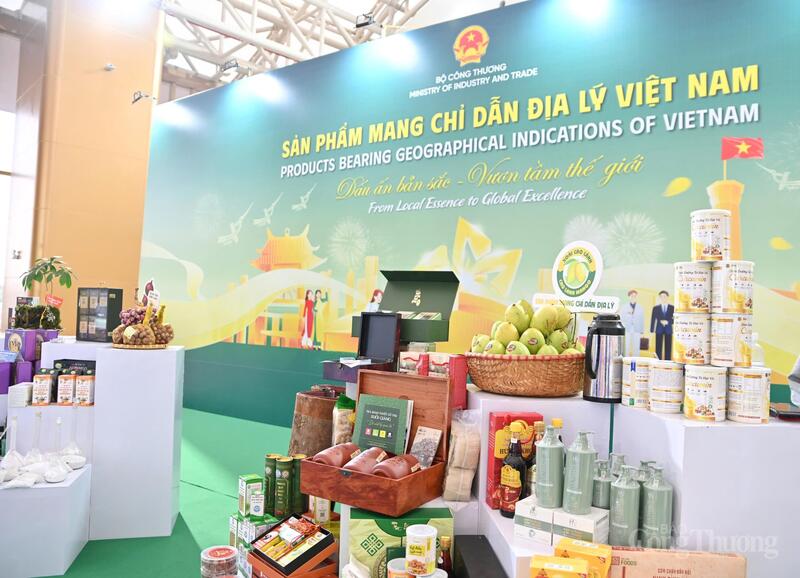 Các sản phẩm mang chỉ dẫn địa lý được trưng bày trong không gian của Bộ Công Thương đều là những "tinh hoa" của nông sản Việt