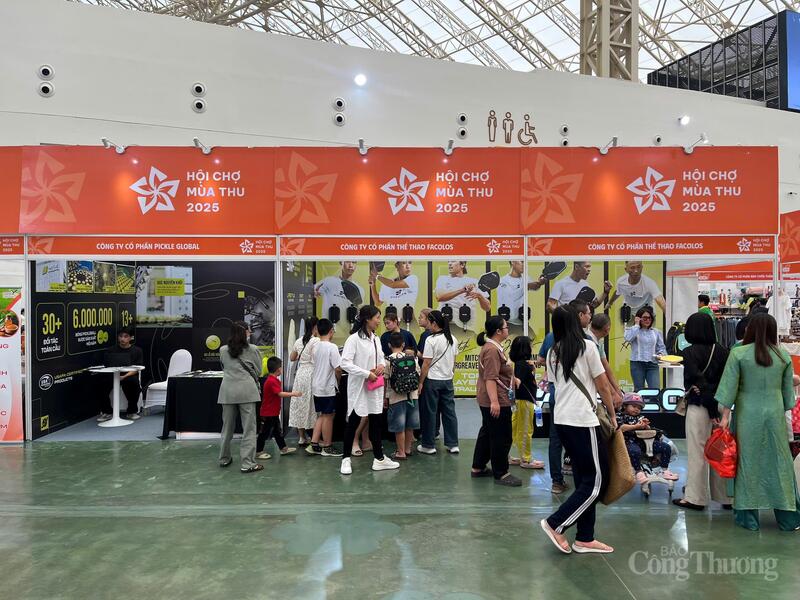 Gian hàng của Facolos thu hút rất đông người tiêu dùng. Ảnh: Cao Nga