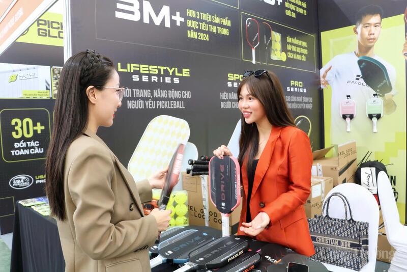 Bà Võ Trần Quỳnh Trang trực tiếp giới thiệu sản phẩm cho khách thăm quan Hội chợ Mùa Thu lần thứ nhất - 2025. Ảnh: Phong Lâm