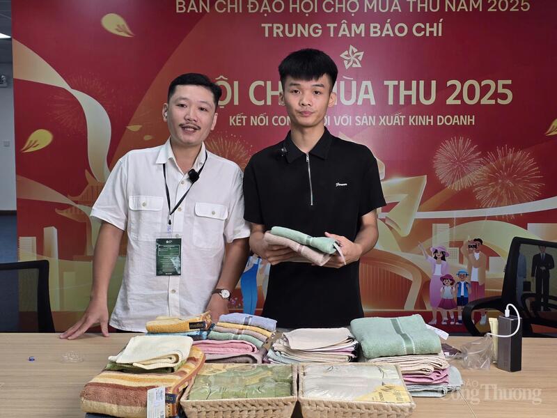 TikToker Nguyễn Văn Bình  và ông Lưu Tuấn Anh - Tổng công ty Dệt gia dụng Phong Phú tại phiên Livestream giới thiệu sản phẩm.