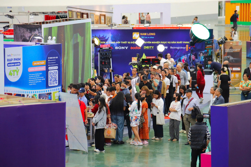 Hoạt động tại các gian hàng điện ảnh.