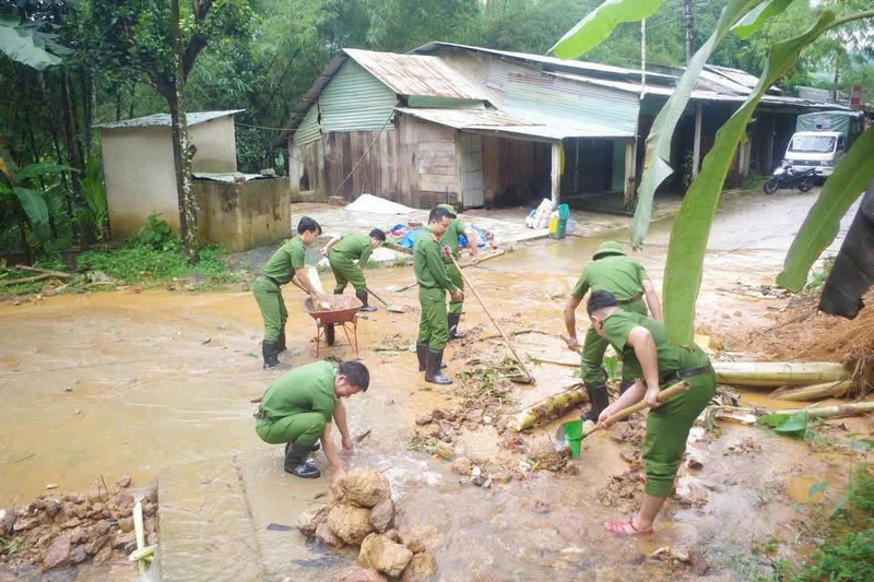 Chi đoàn Công an xã Nam Trà My cũng ra quân giúp người dân dọn dẹp bùn đất sau lũ. Ảnh: Tuệ Lâm