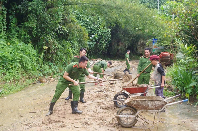 Tập trung dọn bùn đất để đi lại thuận lợi hơn. Ảnh: Tuệ Lâm