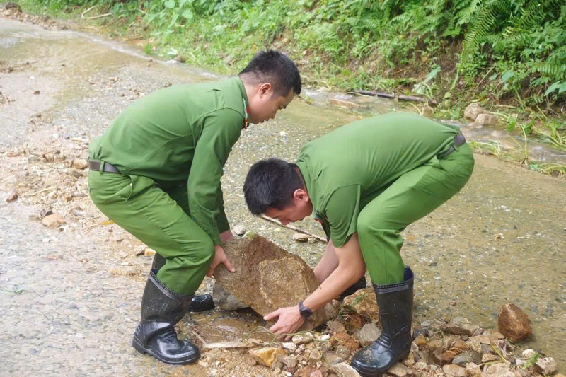 Những tảng đá lớn rơi xuống đường được di chuyển. Ảnh: Tuệ Lâm