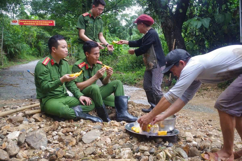 Bữa ăn tạm để tiếp tục giúp bà con. Ảnh: Tuệ Lâm