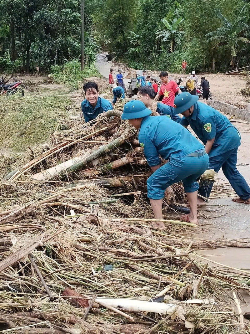 Rác theo dòng lũ kéo về cũng được dọn dẹp để lấy lỗi đi cho người dân địa phương. Ảnh: Tuệ Lâm