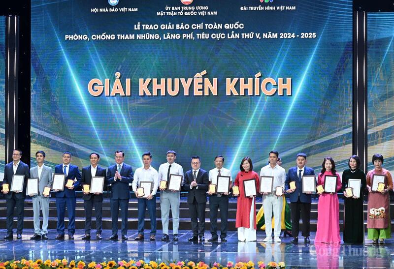 Nhà báo Đỗ Thị Phương Lan (thứ 6 từ phải sang) thay mặt nhóm tác giả của Báo Công Thương nhận Giải Khuyến khích. Ảnh: Cấn Dũng