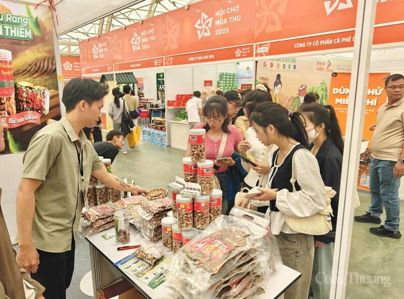 Khu vực trưng bày sản phẩm của Công ty TNHH MTV Nguyễn Thiêm nhận được sự quan tâm của người dân, du khách. Ảnh: Nguyễn Thiêm