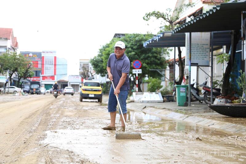 Người dân xã Đại Lộc, rốn lũ của TP. Đà Nẵng dọn dẹp bùn non sáng 31/10