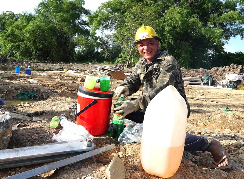 Yêu nước, đôi khi được thể hiện từ những việc giản dị. (trong ảnh, công nhân thi công đường dây 500Kv vẫn nở nụ cười tươi mặc dù phải làm việc dưới thời tiết khắc nghiệt)