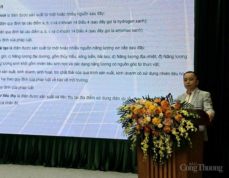 Ông Đinh Văn Tôn - đại diện Cục Điện lực trình bày các chính sách mới nhất trong dự thảo nghị định về điện mặt trời mái nhà