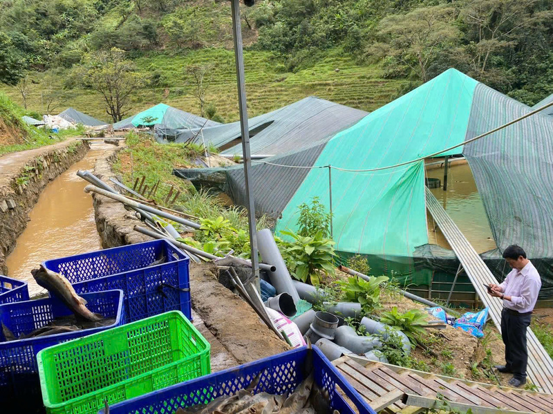 Sạt lở ngọn đồi đầu nguồn khiến nguồn nước bị nhiễm bẩn nặng. Ảnh: Nguyễn Dương