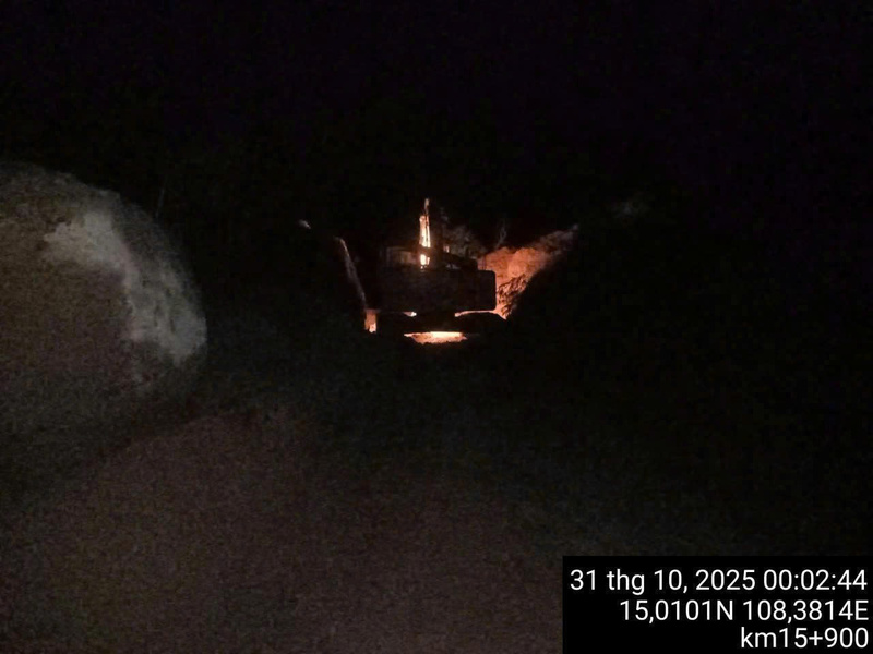 Xuyên đêm thông tuyến cho 6.000 hộ dân ở xã Sơn Tây. Ảnh: Tuệ Lâm