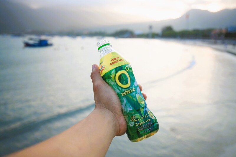 Bước chân trần trên cát, nhấp ngụm Trà Xanh Không Độ mát lạnh – khoảnh khắc “triệu đô” khi người trẻ giải nhiệt và làm mới tinh thần giữa biển xanh.