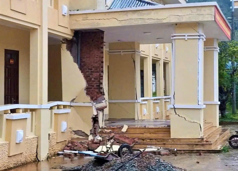 Các mảng tường bong tróc nặng, trụ bị nứt gãy khiến công trình không còn an toàn. Ảnh: Nguyễn Dương