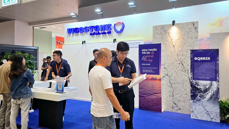 Khách hàng trải nghiệm sản phẩm Vicostone tại Triển lãm Nội thất & Xây dựng Việt Nam (VIBE) 2025