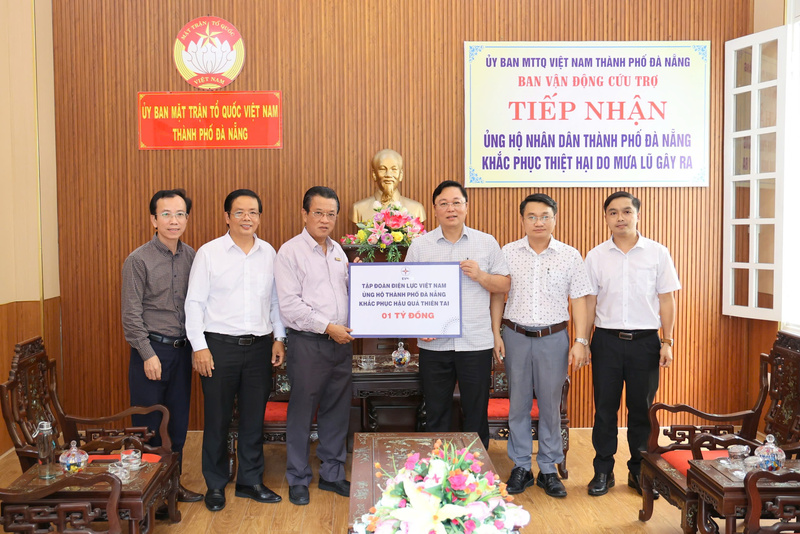 Thừa tủy quyền của EVN, Tổng giám đốc EVNCPC Ngô Tấn Cư trao 1 tỷ đồng hỗ trợ nhân dân TP. Đà Nẵng khắc phục hậu quả sau thiên tai. Ảnh: Bình An