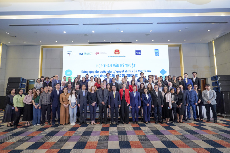 Các đại biểu tham dự cuộc họp chụp ảnh lưu niệm. Ảnh: GIZ