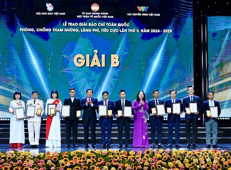 Đại diện nhóm tác giả Báo và Phát thanh-Truyền hình Phú Thọ nhận giải B giải Báo chí toàn quốc phòng, chống tham nhũng, lãng phí tiêu cực lần thứ V, năm 2024 -2025. Ảnh: CTV