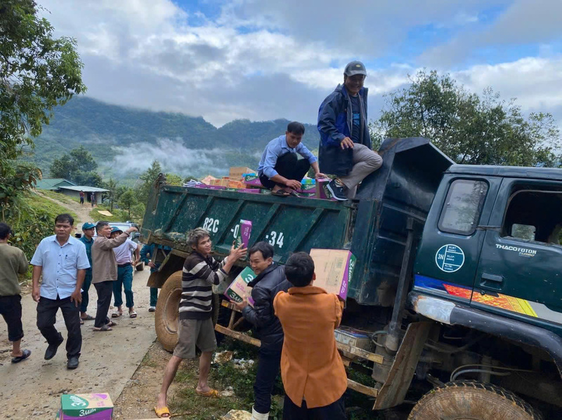 Chuyến xe nghĩa tình đầu tiên của Sở Công Thương Quảng Ngãi đã đến nơi, tiếp tế lương thực cho người dân 5 thôn bị cô lập ở xã Ngọc Linh. Ảnh: Tuệ Lâm