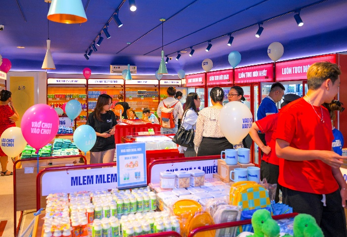 Các cửa hàng Vinamilk đã được thay đổi đồng bộ theo nhận diện thương hiệu mới. Ảnh: Vi Nam