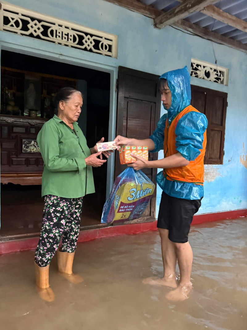 Những món quà hỗ trợ được trao đến bà con kịp thời (Ảnh Vầng Trăng Khuyết)