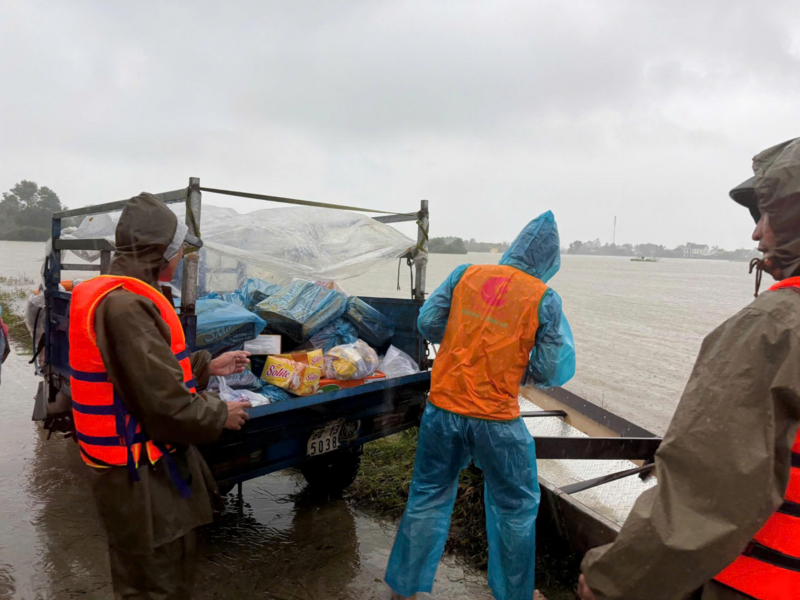 Hàng trăm tình nguyện viên đã túc trực suốt nhiều đêm liền (Ảnh Vầng Trăng Khuyết)
