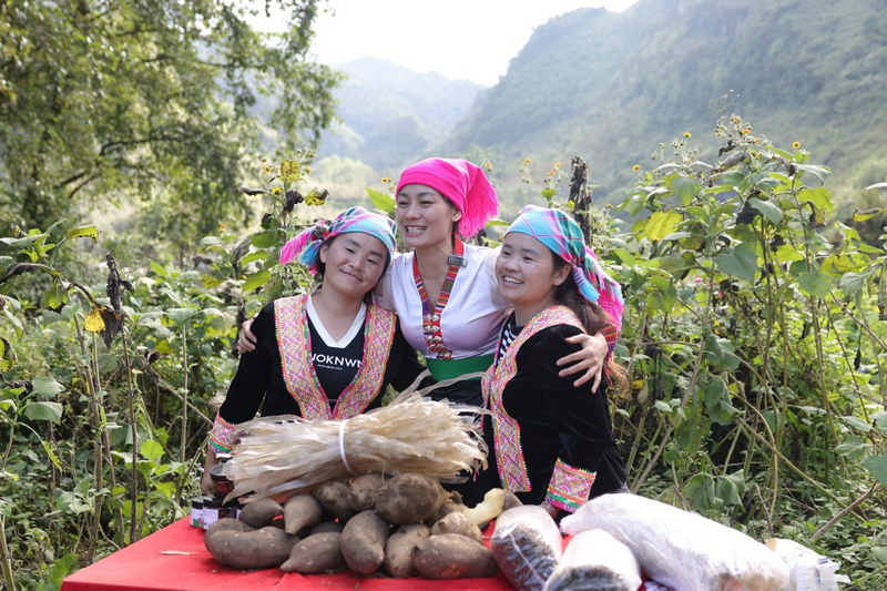 Cô Ba Hồng (áo trắng) đã động viên và hướng dẫn nhiều chị em người dân tộc ở Sìn Hồ (Lai Châu) mạnh dạn mang khoai sâm đất lên sàn