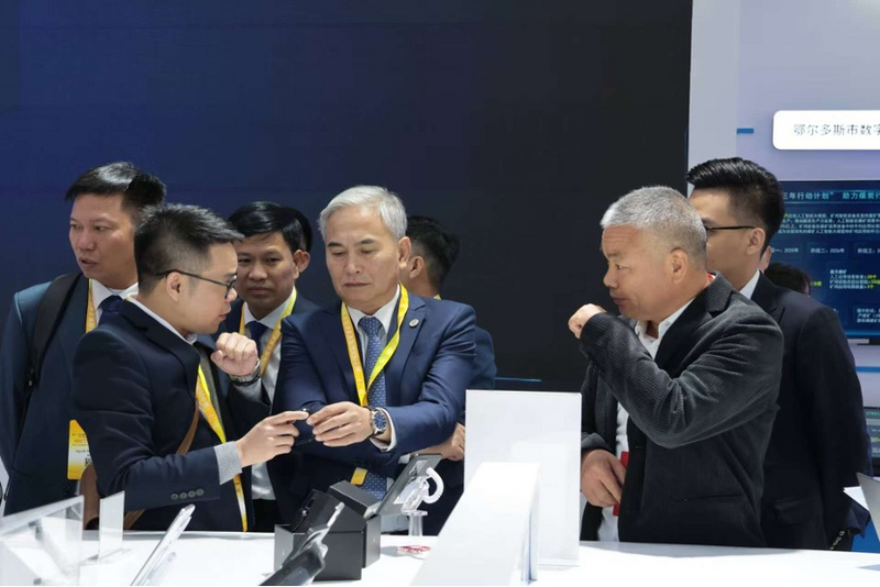 Thăm và tìm hiểu tại gian hàng của Tập đoàn Vạn Thái - Doanh nghiệp chuyên phát triển, sản xuất kinh doanh thiết bị chống cháy nổ thông minh và hệ thống thông tin khai thác thông minh với kinh nghiệm lâu năm trong việc ứng dụng công nghệ IoT vào lĩnh vực khai thác.