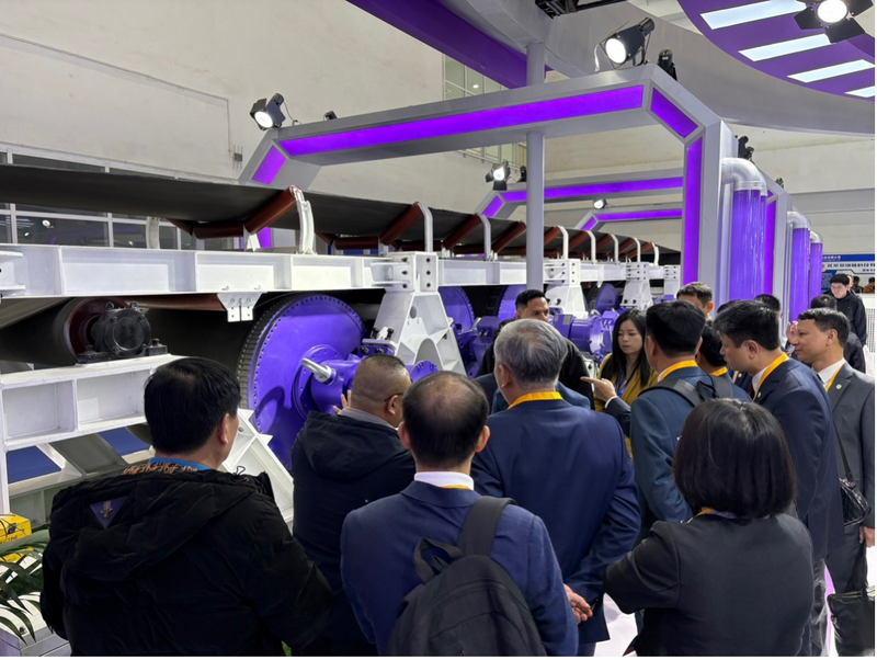 Thăm và tìm hiểu tại gian hàng của Công ty cổ phần Khoa học kỹ thuật công nghiệp Thông minh Gia Tuyên Giang Tô - Doanh nghiệp tiên tiến hàng đầu thế giới về hệ thống điều khiển truyền động nam châm vĩnh cửu, chuyên sản xuất các loại động cơ nam châm vĩnh cửu.