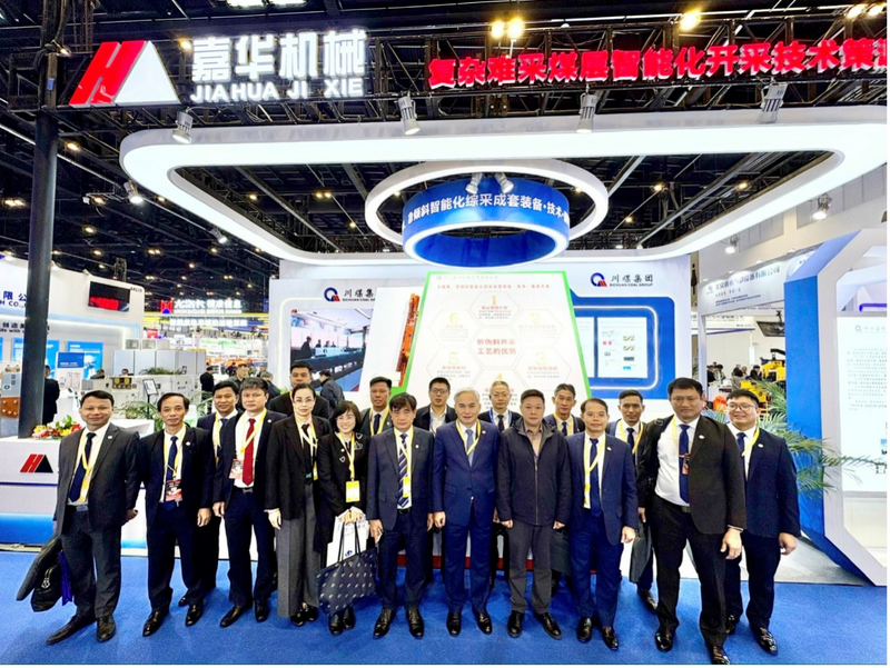 Thăm và trao đổi tại gian triển lãm của Công ty TNHH Cơ khí Gia Hoa Tứ Xuyên - Doanh nghiệp tiên phong trong công nghệ khai thác thông minh cho các vỉa than phức tạp và khó khai thác.