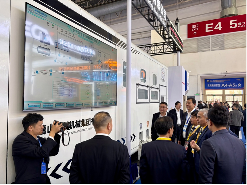 Thăm gian hàng triển lãm của Tập đoàn Cơ khí Thần Châu Đường Sơn - Doanh nghiệp nghiên cứu và phát triển sản xuất thiết bị tuyển than tự sấy lớn nhất thế giới, chuyên về thiết bị tuyển than khô thông minh cho các cỡ hạt từ 0-300mm.