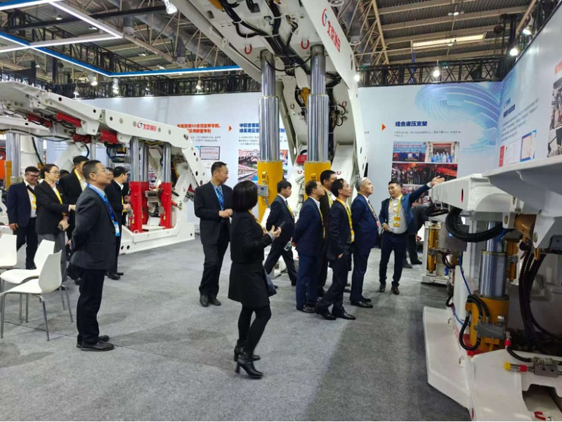 Thăm và khảo sát tại gian triển lãm của Công ty hữu hạn Thiết bị mỏ Hằng Nghiệp Thành Điền Bắc Kinh - Doanh nghiệp công nghệ cao trong lĩnh vực sản xuất máy móc khai thác than và phát triển các hệ thống hỗ trợ thủy lực tiên tiến với quyền sở hữu trí tuệ độc lập.