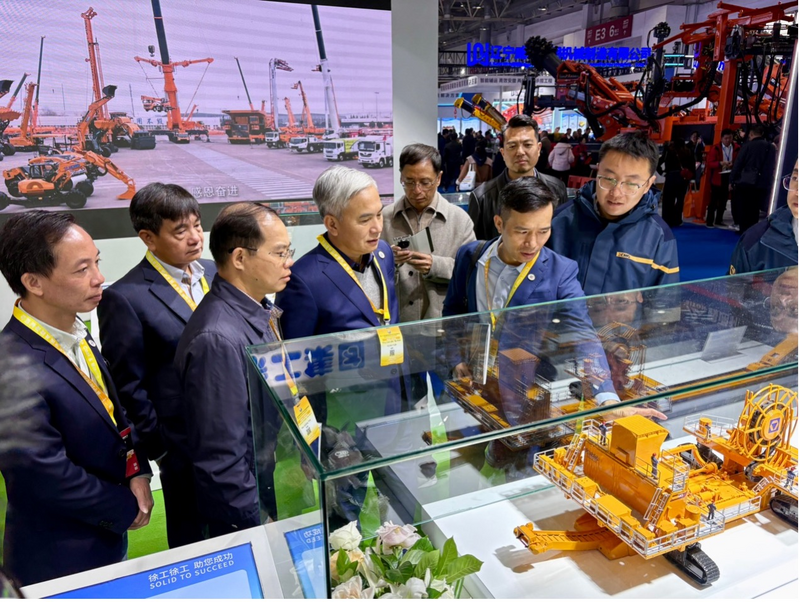 Thăm gian triển lãm của Tập đoàn Từ Công (XCMG) - Doanh nghiệp chuyên sản xuất và cung cấp máy móc xây dựng, cần cẩu, máy đào, máy xúc, máy lu, giàn khoan quay, xe tải nâng hạ.
