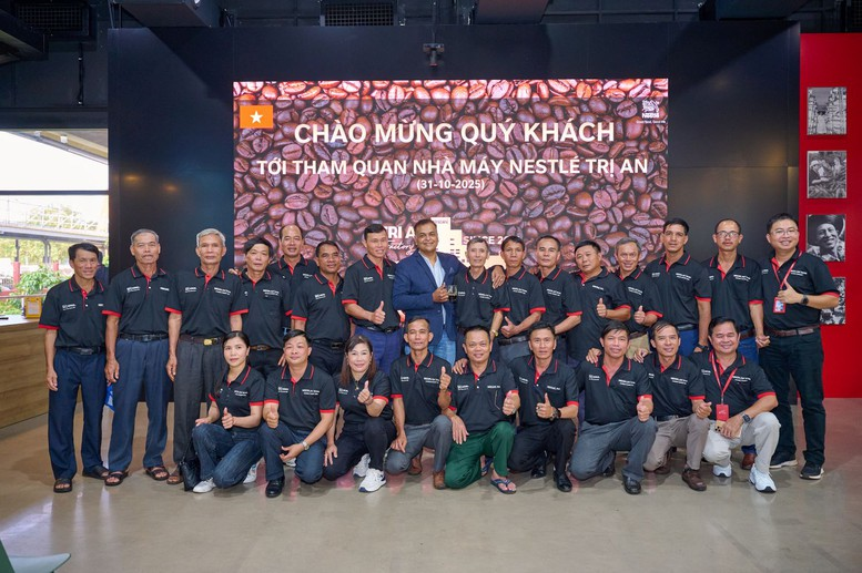 Các nông dân tiêu biểu của chương trình NESCAFÉ Plan được tham quan quy trình sản xuất và tìm hiểu các loại hạt cà phê xuất khẩu của nhà máy Nestlé Trị An