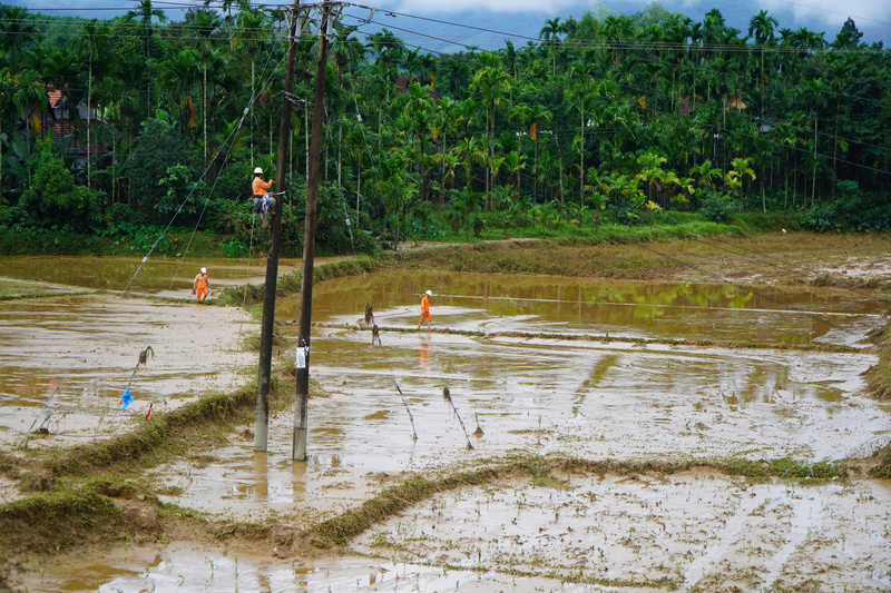 Hiện, còn gần 310.000 hộ dân, cơ quan, đơn vị tại 4 địa phương mất điện do mưa lũ phức tạp. Ảnh: Bình An