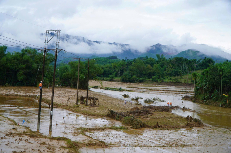 Những đoạn dây chạy ngang qua suối khiến các công nhân gặp nhiều khó khăn trong việc xử lý, khắc phục. Ảnh: PC Quảng Ngãi