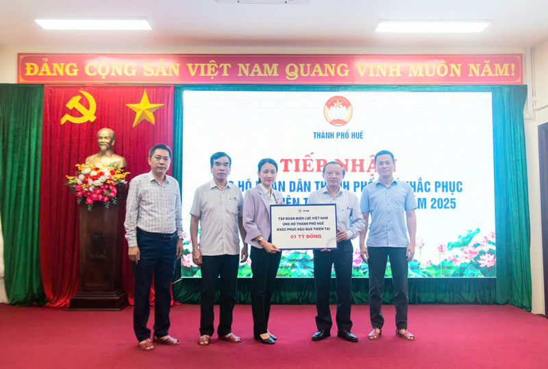 Thừa ủy quyền Tập đoàn Điện lực Việt Nam (EVN), ông Nguyễn Đại Phúc - Giám đốc Công ty Điện lực Huế trao 1 tỷ đồng hỗ trợ TP. Huế khắc phục thiên tai. Ảnh: D. Huyền